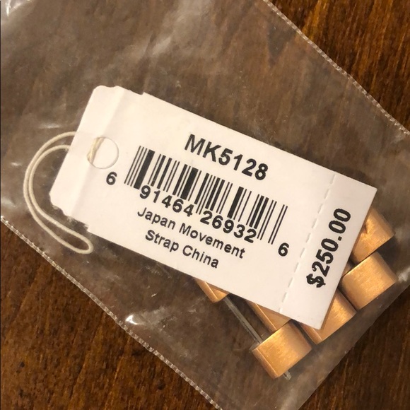 Michael Kors Rose Gold Watch - Picture 3 of 4